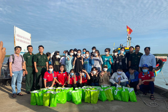 TPHCM: 29 thí sinh xã đảo Thạnh An vào bờ sớm để kịp đi thi