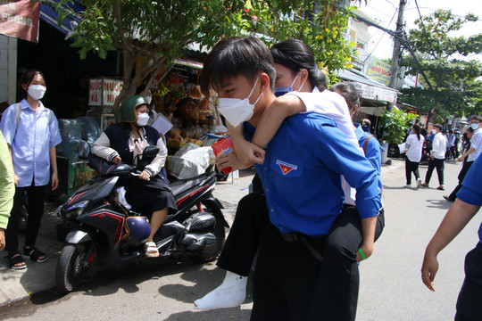 Nam sinh lớp 11 ở Đà Nẵng cõng thí sinh bị gãy chân vào phòng thi