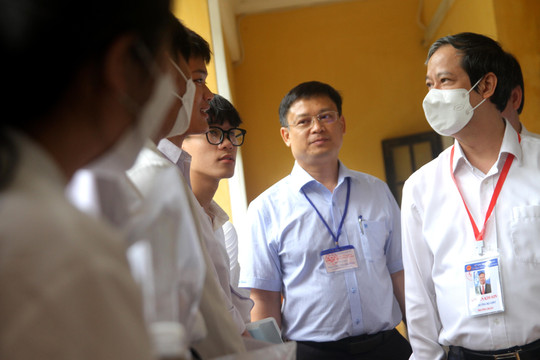 Bộ trưởng Nguyễn Kim Sơn động viên sĩ tử trong buổi thi đầu tiên tại Thừa Thiên – Huế