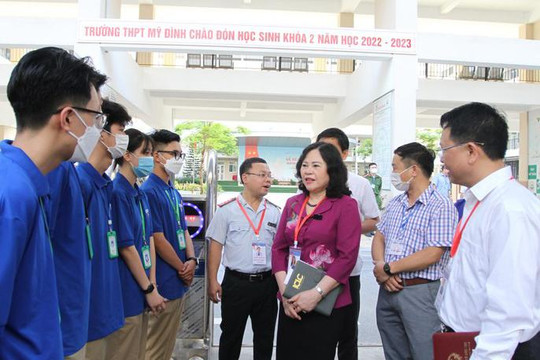 Thứ trưởng Ngô Thị Minh kiểm tra công tác coi thi tại Hà Nội