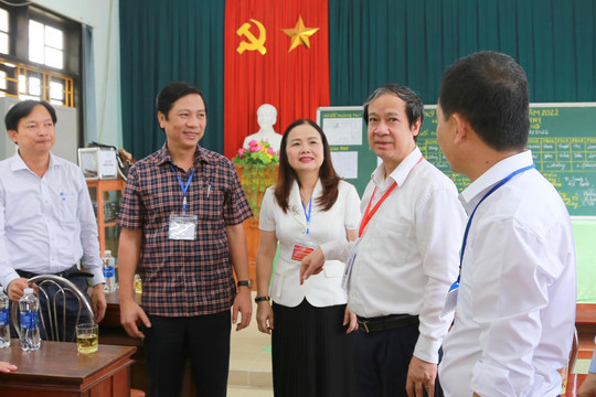 Bộ trưởng Nguyễn Kim Sơn kiểm tra điểm thi tại Quảng Trị