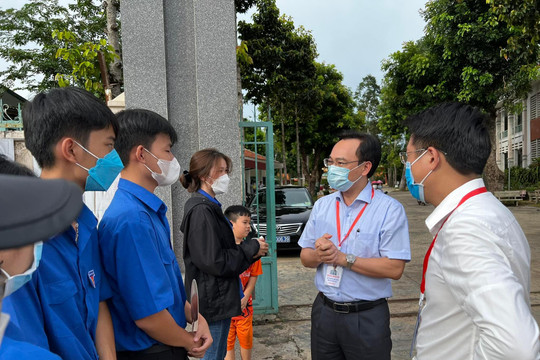 Thứ trưởng Hoàng Minh Sơn thăm hỏi lực lượng tình nguyện viên Bình Phước
