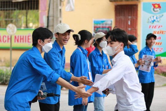 Bắc Giang: Hình ảnh đẹp "tiếp sức" thí sinh vượt vũ môn