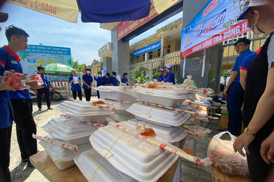 Hàng trăm suất cơm nóng hổi phục vụ sĩ tử miền núi Quảng Ngãi