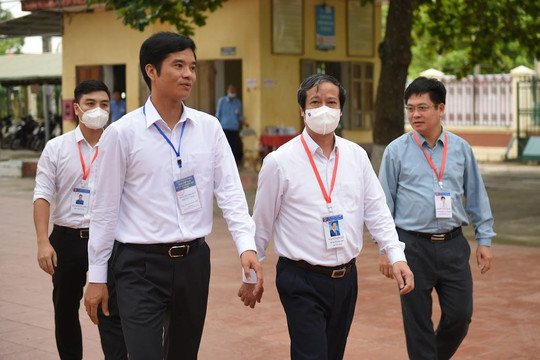 Bộ trưởng Nguyễn Kim Sơn kiểm tra công tác thi tại Ninh Bình