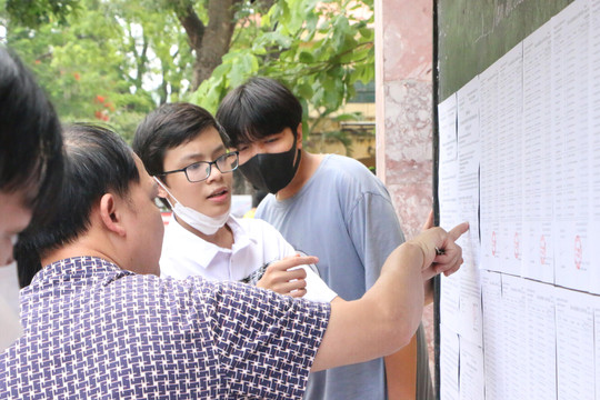 Nhiều học sinh Hà Nội làm thủ tục xác nhận nhập học vào lớp 10