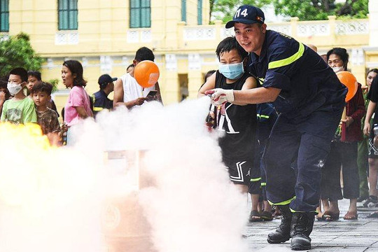 Trẻ em thủ đô trải nghiệm một ngày làm lính cứu hỏa
