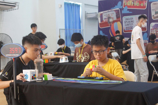Nhiều học sinh tham gia giải đấu Rubik lớn nhất miền Bắc