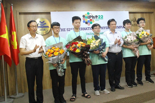 Bộ GD&ĐT chúc mừng đoàn Việt Nam thắng lớn tại Olympic Vật lý quốc tế 2022