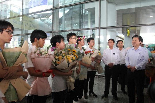 Bộ GD&ĐT chúc mừng thành tích xuất sắc của đoàn học sinh Việt Nam tại Olympic Toán quốc tế