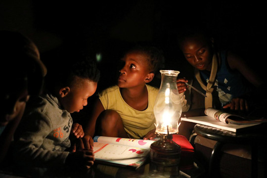 Sinh viên Nam Phi học vào nửa đêm vì... cắt điện