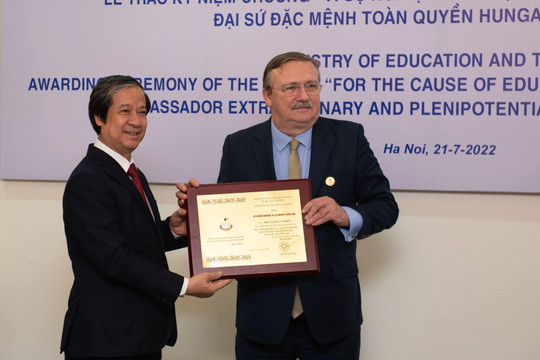 Trao Kỷ niệm chương “Vì sự nghiệp giáo dục” cho Đại sứ Đặc mệnh toàn quyền Hungary tại Việt Nam