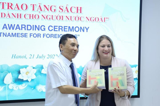 Trao tặng bộ sách quý cho Đại sứ quán Hoa Kỳ tại Hà Nội