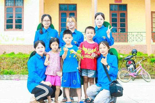 Thái Nguyên: Sinh viên tình nguyện giúp dân cấy lúa, tạo sân chơi cho trẻ