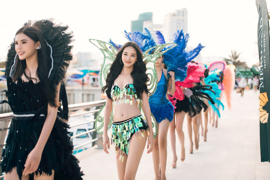 Miss World Vietnam khai màn mùa lễ hội với hoạt động diễu hành đường phố