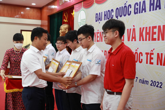 Đại học Quốc gia Hà Nội khen thưởng học sinh đoạt Huy chương Vàng Olympic Quốc tế