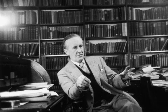 J. R. R. Tolkien đã trở thành cha đẻ của văn học giả tưởng như thế nào?
