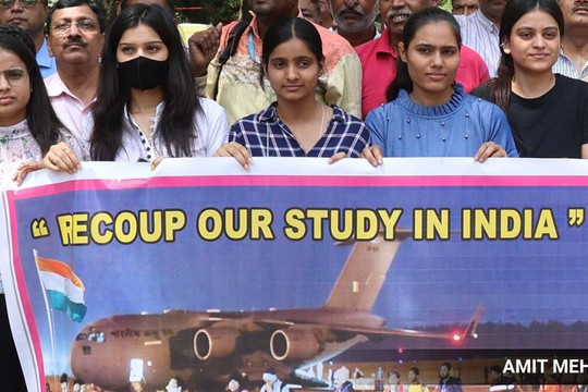 Trở về từ Ukraine, du học sinh Ấn Độ không còn nơi học tập