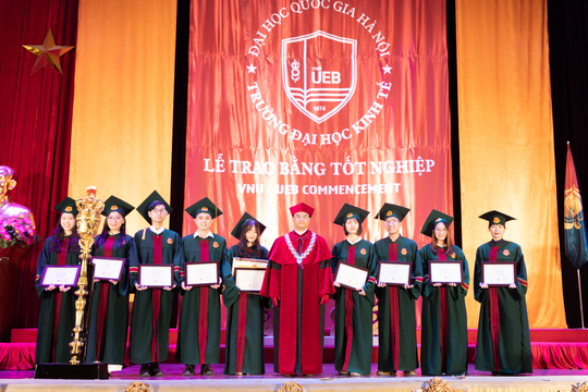 Trường ĐH Kinh tế - ĐHQGHN trao bằng tốt nghiệp cho gần 1.000 tân cử nhân, thạc sĩ, tiến sĩ