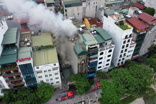 Ba cảnh sát hi sinh trong khi dập đám cháy quán karaoke tại Hà Nội