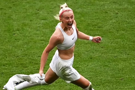 Nữ cầu thủ cởi áo ăn mừng bàn thắng giúp tuyển Anh vô địch EURO 2022