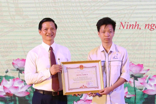 Bắc Ninh: Khen thưởng giáo viên và học sinh giỏi năm học 2021 -2022
