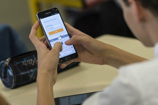Trường học Mỹ tìm cách 'chung sống' với điện thoại di động