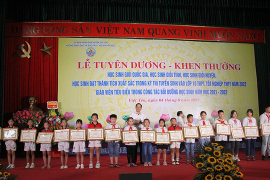 Việt Yên (Bắc Giang): Khen thưởng giáo viên, học sinh giỏi năm học 2021 -2022