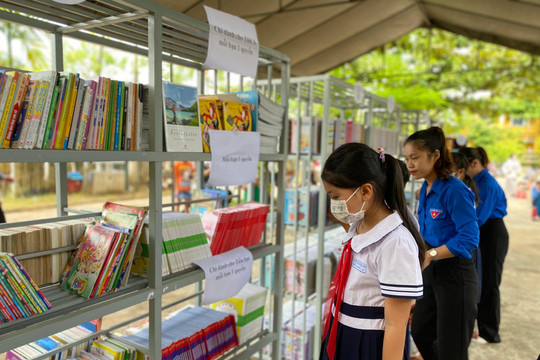 100 học sinh khó khăn được mua sắm miễn phí tại ‘Nhà sách yêu thương 0 đồng’