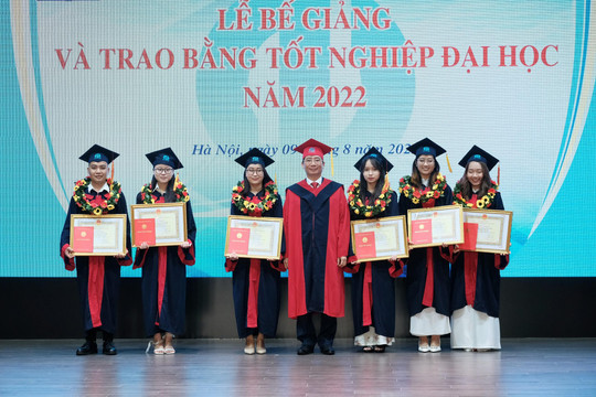 Trường Đại học Nội vụ Hà Nội trao bằng tốt nghiệp cho gần 700 tân cử nhân