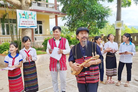 Trường Tiểu học & THCS A Xing mở lớp dân ca Vân Kiều, Pa Kô