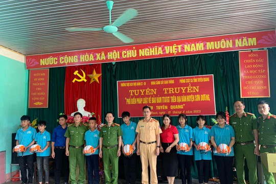 Tuyên Quang: Hơn 300 giáo viên, học sinh và người dân được tuyên truyền về an toàn giao thông