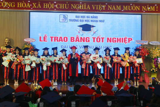 Trường ĐH Ngoại ngữ (ĐH Đà Nẵng) trao bằng tốt nghiệp đợt 1 năm 2022