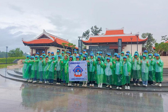 Hơn 1.000 giáo viên, học sinh ‘đội mưa’ trải nghiệm lịch sử tại chiến trường Điện Biên Phủ