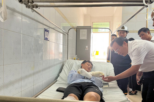 Thăm hỏi chiến sĩ công an bị thương khi làm nhiệm vụ chữa cháy ở Hà Nội