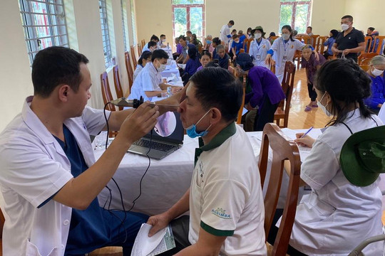 Sinh viên Học viện Y dược học cổ truyền Việt Nam khám chữa bệnh miễn phí cho người dân Bắc Kạn