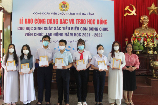 Công đoàn viên chức Đà Nẵng trao học bổng cho học sinh giỏi thành phố