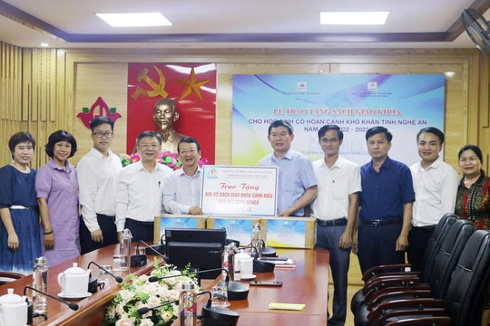 Trao tặng 600 bộ sách giáo khoa mới cho học sinh khó khăn tỉnh Nghệ An