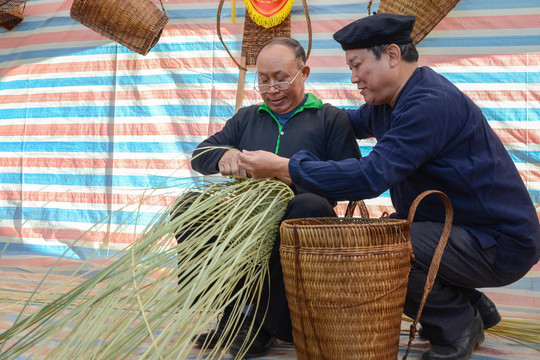 Người Mông Mường Phăng giữ nghề truyền thống