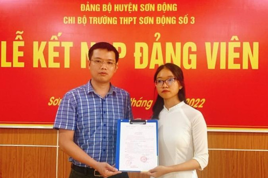 Học sinh trường THPT Sơn Động số 3 Bắc Giang vào Đảng