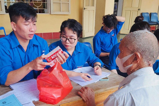 Trường Đại học Y – Dược Thái Nguyên khám và phát thuốc miễn phí