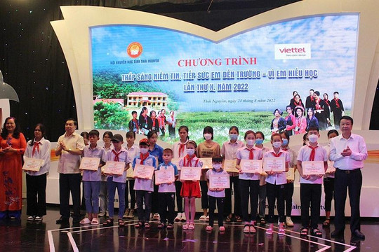 Thái Nguyên: Trao học bổng tiếp sức đến trường cho học sinh có hoàn cảnh khó khăn