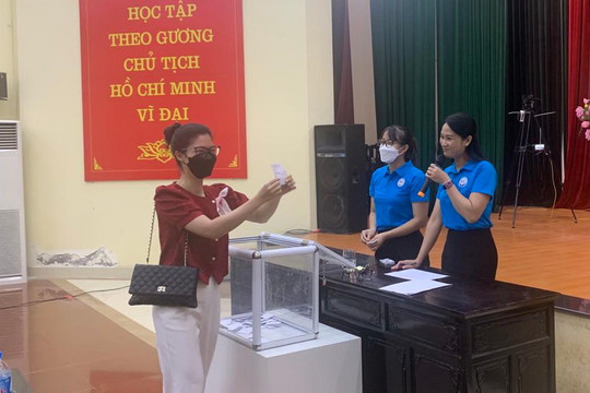 Hàng trăm phụ huynh quận Hoàng Mai bốc thăm giành suất học mầm non