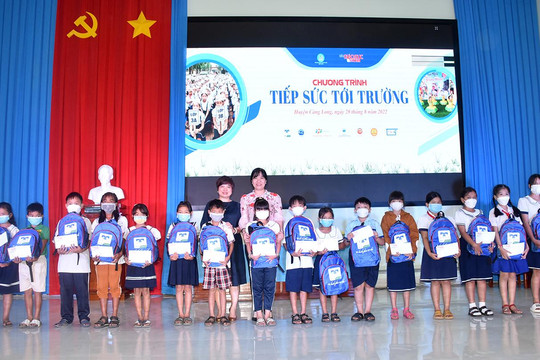 Báo Giáo dục & Thời đại tiếp sức học trò nghèo huyện Càng Long, Trà Vinh