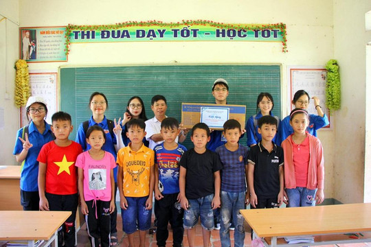 Trường THPT Chuyên Thái Nguyên chung tay tiếp sức học sinh có hoàn cảnh khó khăn tới trường