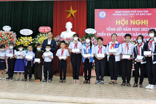 Trao 45 suất học bổng cho học sinh nghèo Kon Tum