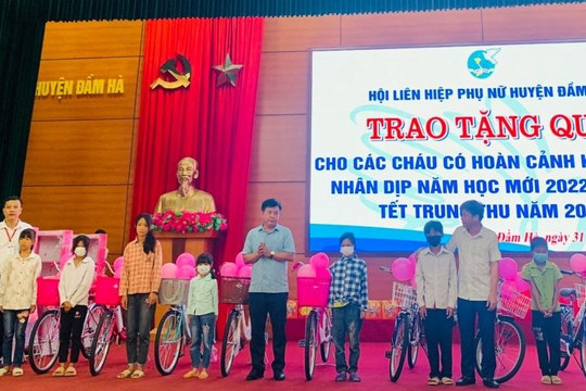 Tặng xe đạp cho học sinh có hoàn cảnh khó khăn