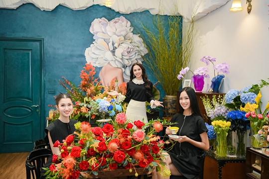 Top 3 Miss World Vietnam 2022 say sưa học cắm hoa