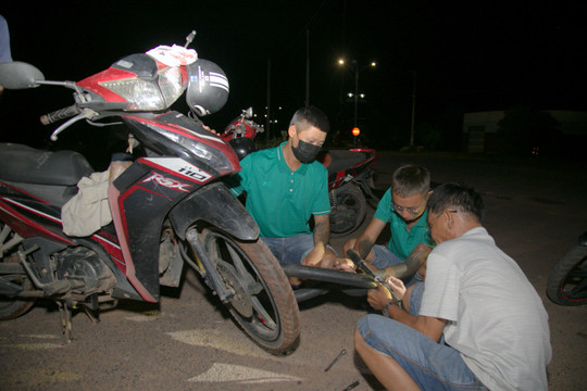 Đội cứu hộ xe máy miễn phí đêm ở Quảng Trị