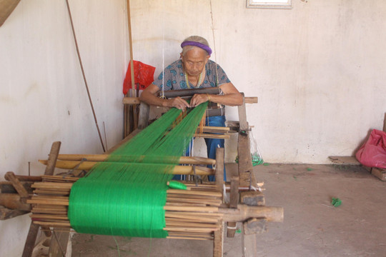 Cụ bà 85 tuổi giữ gìn nghề dệt truyền thống nơi biên cương